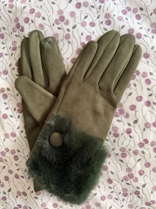 Guantes verdes con pelo, botón y huella dactilar