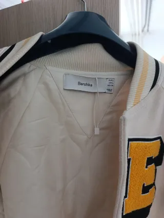 Cazadora Beisbolera Chica Beige y Amarilla