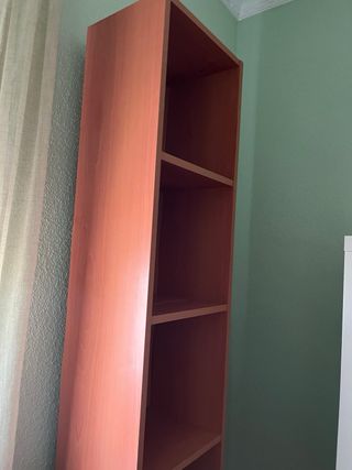 Estantería de madera marrón