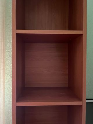 Estantería de madera marrón