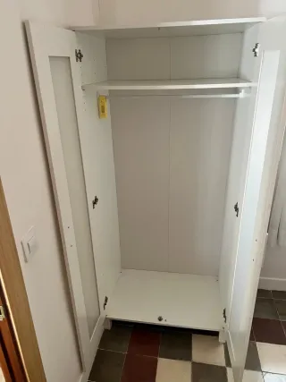 Armario blanco IKEA con puertas.