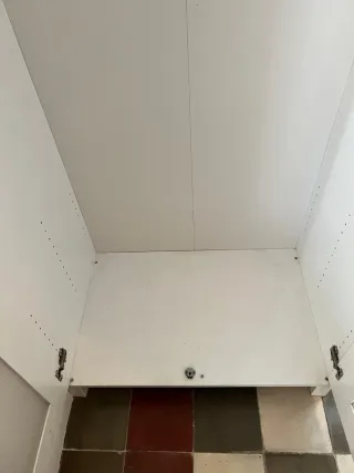 Armario blanco IKEA con puertas.