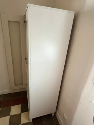 Armario blanco IKEA con puertas.