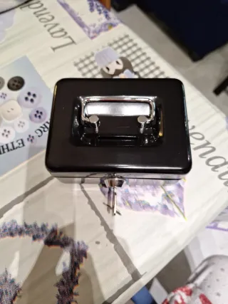 Caja de caudales metálica negra