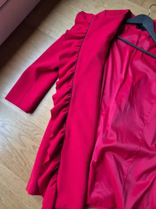 Abrigo rojo Amitié con volantes