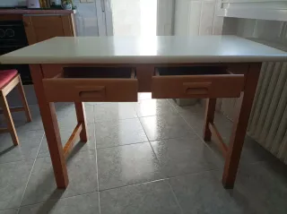 Mesa de cocina de madera con cajones