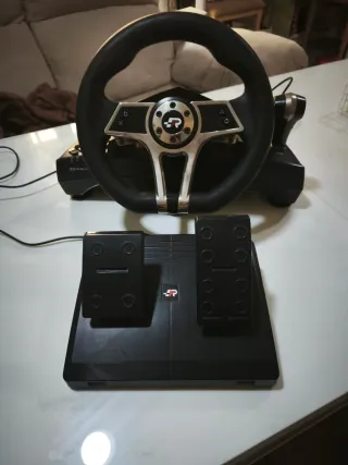 Volante e pedali per PC e console