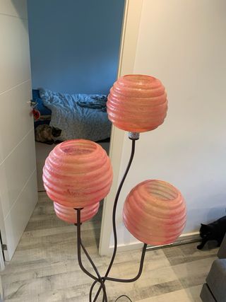 Lámpara de forja con tulipas rosas