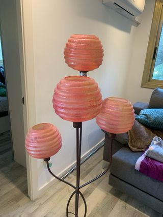 Lámpara de forja con tulipas rosas