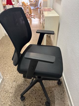 Silla de oficina ergonómica negra