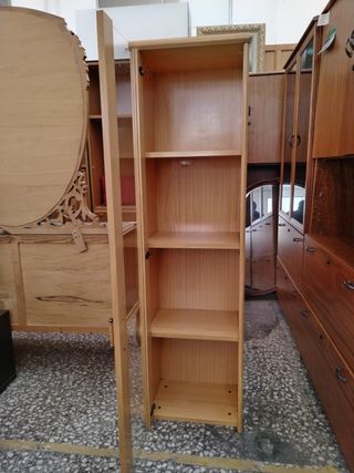 VITRINA ESTRECHA DE MADERA