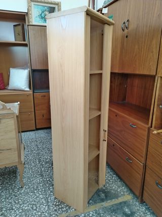 VITRINA ESTRECHA DE MADERA