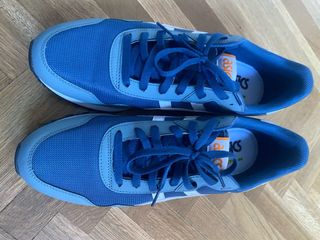 Zapatillas Asics Azules y Blancas