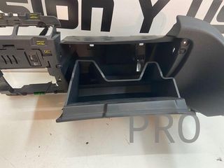 Guantera lado izquier peugeot 3008 ref: 9685168577