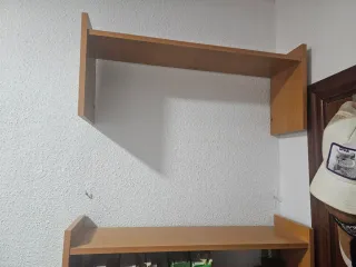 Estantería modular de madera.