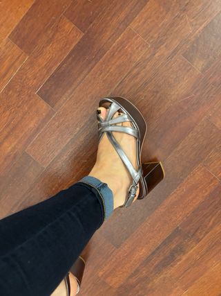 Zapatos de tacón Uterqüe plateados