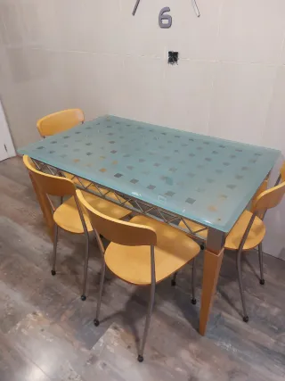 Mesa de cocina y 4 sillas
