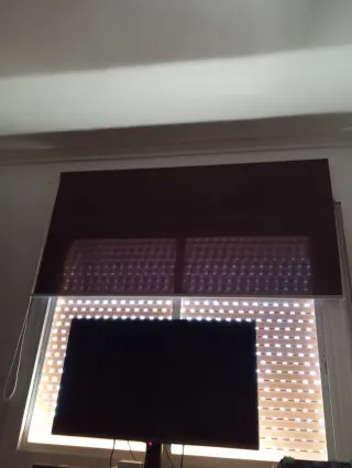 Estor enrollable marrón oscuro