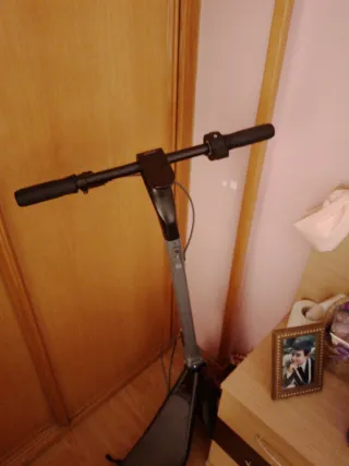 Patinete eléctrico gris