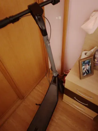 Patinete eléctrico gris