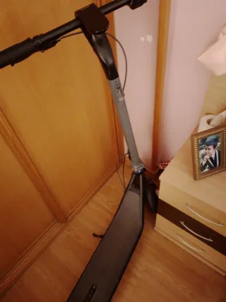 Patinete eléctrico gris