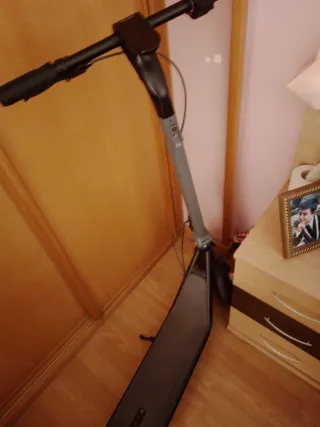 Patinete eléctrico gris