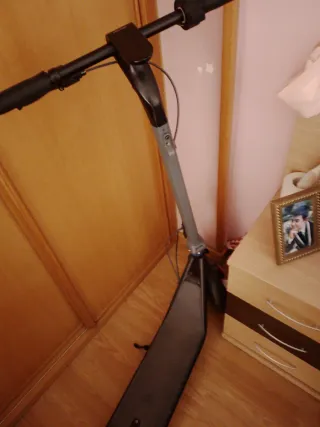 Patinete eléctrico gris