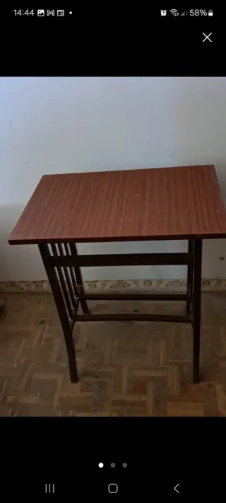 Mesa auxiliar de madera y metal
