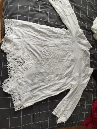 Blusa blanca con encaje