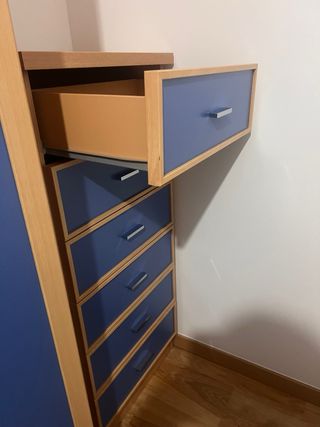 Cómoda azul y marrón