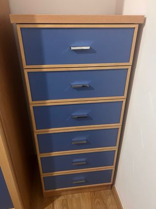 Cómoda azul y marrón