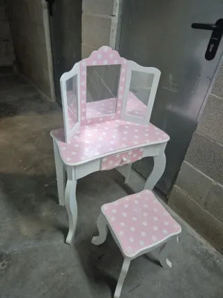 Tocador infantil con taburete rosa lunares
