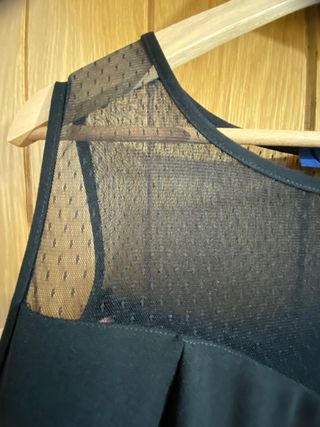 Vestido negro corto con escote de tul