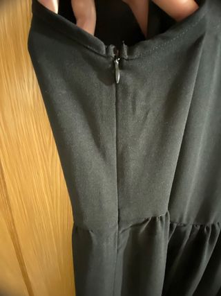 Vestido negro corto con escote de tul