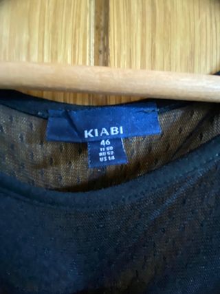 Vestido negro corto con escote de tul