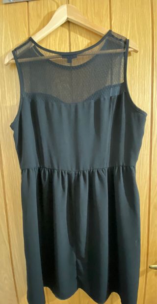 Vestido negro corto con escote de tul