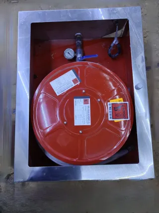 Manguera de incendio con manómetro