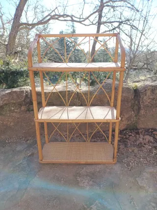 Estantería de bambú y ratán
