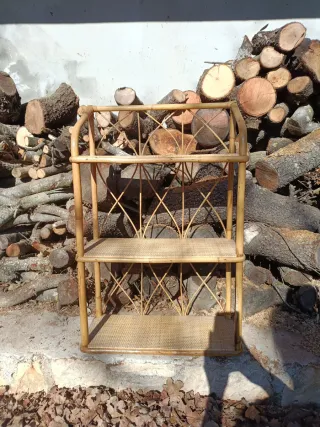 Estantería de bambú y ratán