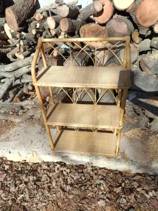 Estantería de bambú y ratán