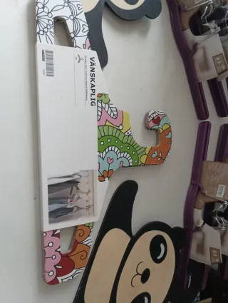 Lote 15 perchas madera y plástico