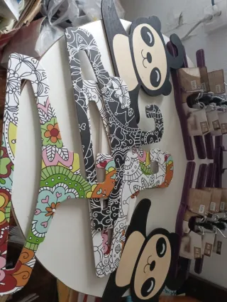 Lote 15 perchas madera y plástico