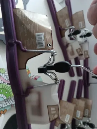 Lote 15 perchas madera y plástico