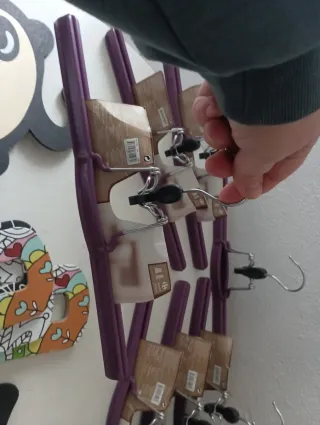 Lote 15 perchas madera y plástico