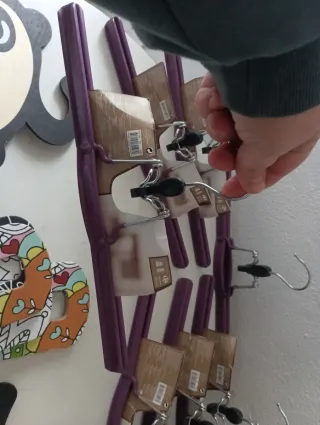 Lote 15 perchas madera y plástico