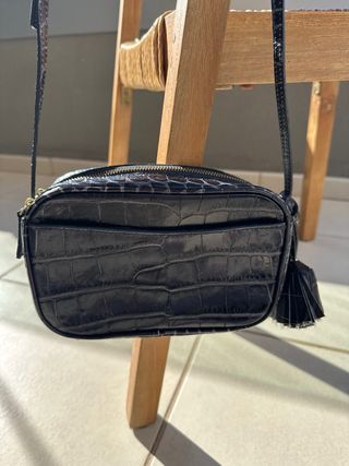 Bolso bandolera piel negro con grabado coco