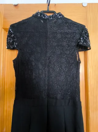 Mono elegante lentejuelas y pantalón negro