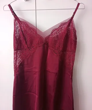 Camisón lencero en satén y blondas Oysho