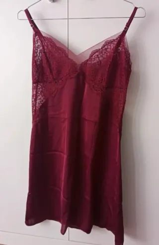 Camisón lencero en satén y blondas Oysho