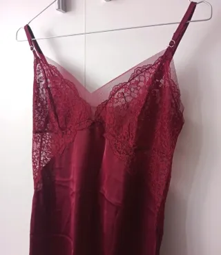 Camisón lencero en satén y blondas Oysho